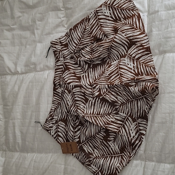 Wide Legs Palm Shorts Size Large - Picture 1 of 6